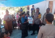 Polres Ende Tembus Jalur Terisolir Salurkan Bansos Korban Gempa di Desa Ngguwa