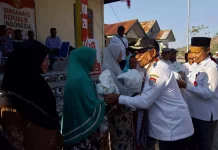 Bupati Lembata Salurkan 10,2 Ton Beras untuk Warga Kalikur