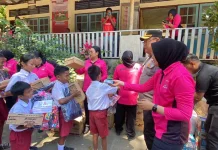 Polres Ende Salurkan Bantuan Sekolah untuk Siswa Terdampak Gempa