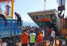 KRI Teluk Parigi Bawa Bantuan Gempa Sikka