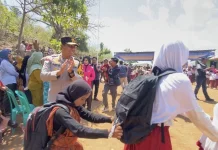 Trauma Healing Anak Pascagempa, Kapolda NTT Ajak Anak Pulau Kukusan Bermain