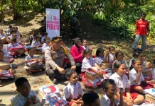 Bantuan Ibu Kapolri untuk Siswa SDI Roworena 2 Diserahkan di Lokasi