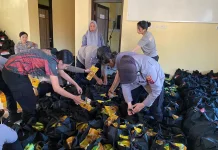 Di Balik Ribuan Paket Bantuan Gempa Flores, Ada Pengorbanan Polwan Manggarai Barat