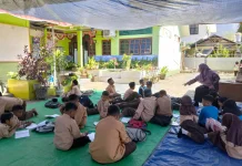 Di Bawah Tenda, Anak-Anak Ende Kembali Belajar Bersama