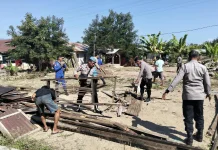 Polisi dan Warga Bersihkan Puing Gempa di Desa Keliwumbu, Ende