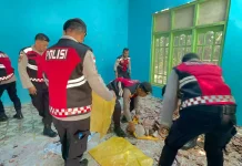 Polres Ende Bersihkan Puing Rumah Warga Terdampak Gempa di Dusun Pubheto