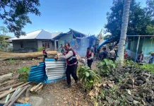 Sat Samapta Polres Ende Bersihkan Pohon Tumbang di TK Kober Patas