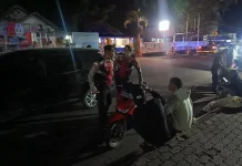 Sat Samapta Polres Ngada Jaga Warga Pascabencana di Kota Bajawa saat Malam