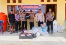 Personel Polres Ngada Hadir Salurkan Bantuan untuk Warga Heawea