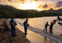 Kapolres Manggarai Barat Kirim Bantuan Logistik ke Warga Nggilat lewat Jalur Laut