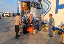 Polisi Kawal Aktivitas KM Tidar di Pelabuhan Larantuka Tetap Aman