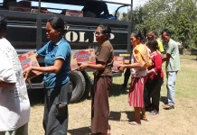 Antusiasme Ibu-Ibu Desa Mukusaki Sambut Bantuan RRI Ende Pascagempa