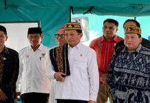 Menag Tinjau MTsN 2 Mabar, Siswa Tetap Belajar di Tenda Darurat