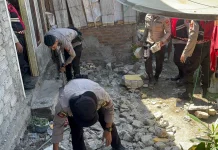 Polisi Bergerak Cepat Bersihkan Puing Rumah Warga Terdampak Gempa