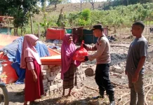 Polsek Ende Salurkan Bantuan bagi Warga Terdampak Gempa di Desa Wajakeajaya