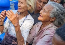 Senyum Haru Ine-Ine Lembata Saat PLN UIP Nusra Alirkan Air Bersih