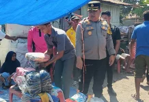 Kapolres Ende Bersama Bhayangkari Salurkan Bansos untuk Warga di Paupanda Ende