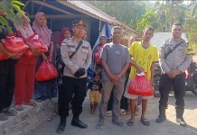 Dukung Pemulihan Pascagempa, Polsek Ende Salurkan Bantuan Kepada Warga Terdampak