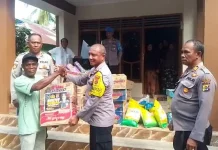 Polres Ende Salurkan Bansos Kapolda NTT ke Pulau Ende