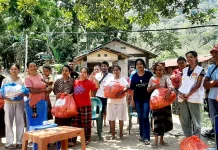 Caritas Salurkan Sembako untuk 25 KK Terdampak Gempa di Ndetumbera