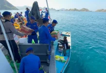 Tak Ada Dermaga, Polisi Pindahkan Bantuan Gempa di tengah Laut ke Pasir Panjang