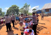 Polres Manggarai Berikan Trauma Healing bagi Anak Penyintas Gempa Bumi di Lentang