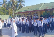 Sekolah Masih Terdampak Gempa, Siswa MTsN Manggarai Kembali Belajar di Tenda
