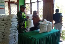 Sebanyak 213 Warga Lebewala Terima Bantuan Beras Bulog