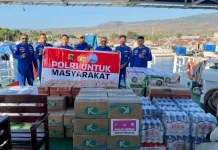 Polri Tembus Laut Salurkan Bantuan Gempa Sikka