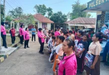 Bhayangkari Salurkan Perlengkapan Sekolah Korban Gempa Flores
