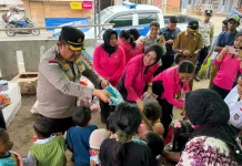 Kapolres Ende Salurkan Bantuan Ibu Ketua Umum Bhayangkari untuk Korban Gempa