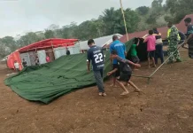 Kepedulian TNI, Babinsa Pasang Tenda Bantuan di SDK Buubei