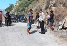 Polsek Maurole dan Warga Bersihkan Batu Tutupi Jalan setelah Gempa