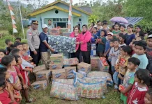 Bhayangkari Polres Manggarai Salurkan Sembako dan Berikan Trauma Healing di Nenu