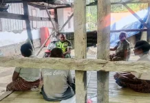 Babinsa 1602-01/Ende Pantau Warga Rukuramba Pascagempa