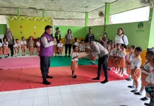 Polres Ende Pulihkan Trauma Anak lewat Dongeng Ceria Pasca Gempa