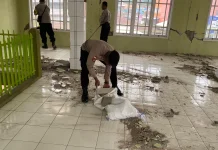 Polres Ende Gotong Royong Bersihkan Masjid Terdampak Gempa