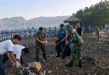 TNI/Polri Turut Bersama Pemkab Ende Bersihkan Pantai Mbongawani Cegah Abrasi