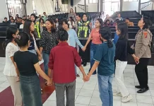 Polwan Srikandi Polres Ende Pulihkan Keceriaan Calon Sidi di Gereja Syalom Ende