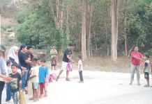 Relawan Gesit Berbagi, Siswa SD Katolik Nangakeo Sambut dengan Keceriaan