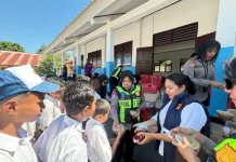 Polwan Polres Ende Bagikan Makanan Bergizi untuk 155 Siswa SMP Swasta Kristen Ende