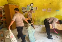 Pasca Gempa, Polres Ende Bersihkan Puing PAUD Mekar Sari di Desa Manulondo
