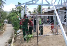 TNI Bantu Bangun Huntara Warga Tanazozo