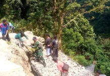 Babinsa Wolowaru Karya Bakti Pasang Bronjong Penahan Tanah Bersama Warga