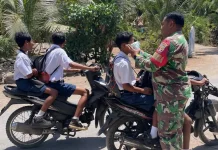 Hujan Debu Ile Lewotolok, Babinsa Bagikan Masker ke Warga Jontona