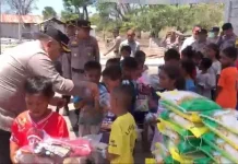 Kapolres Ende Salurkan Bansos Kapolres TTU bagi Korban Gempa di Desa Ulu Dala