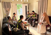 Satlantas Polres Ende Anjangsana kepada Tiga Warakawuri jelang Hari Lalu Lintas