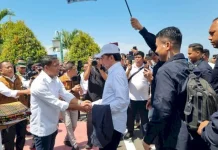 Tiba di Bandara Frans Seda Jokowi bersama rombongan melanjutkan perjalanan menuj