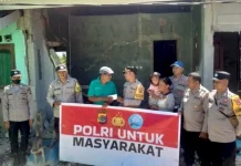 Polsek Paga Bantu Warga Terdampak Gempa Flores