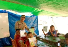 Polsek Reo Salurkan Alat Tulis untuk Siswa Terdampak Gempa